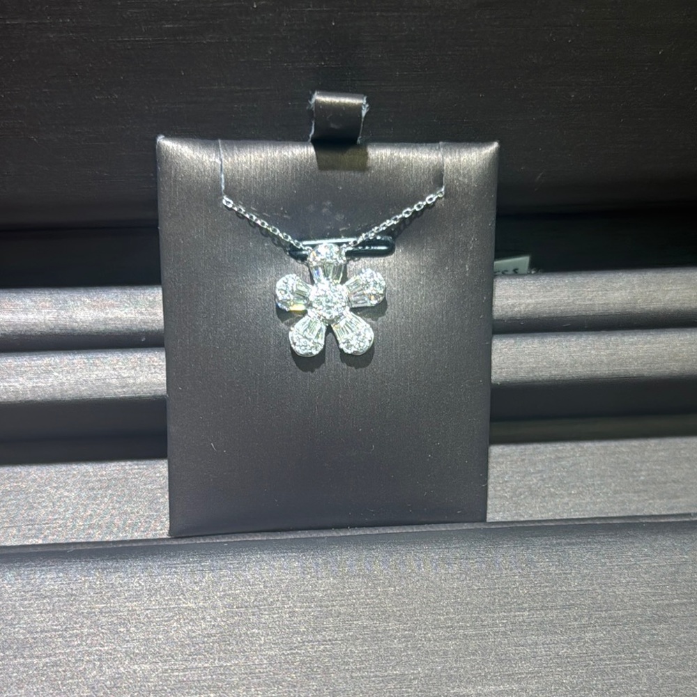 Elegant Silver Flower Pendant Necklace